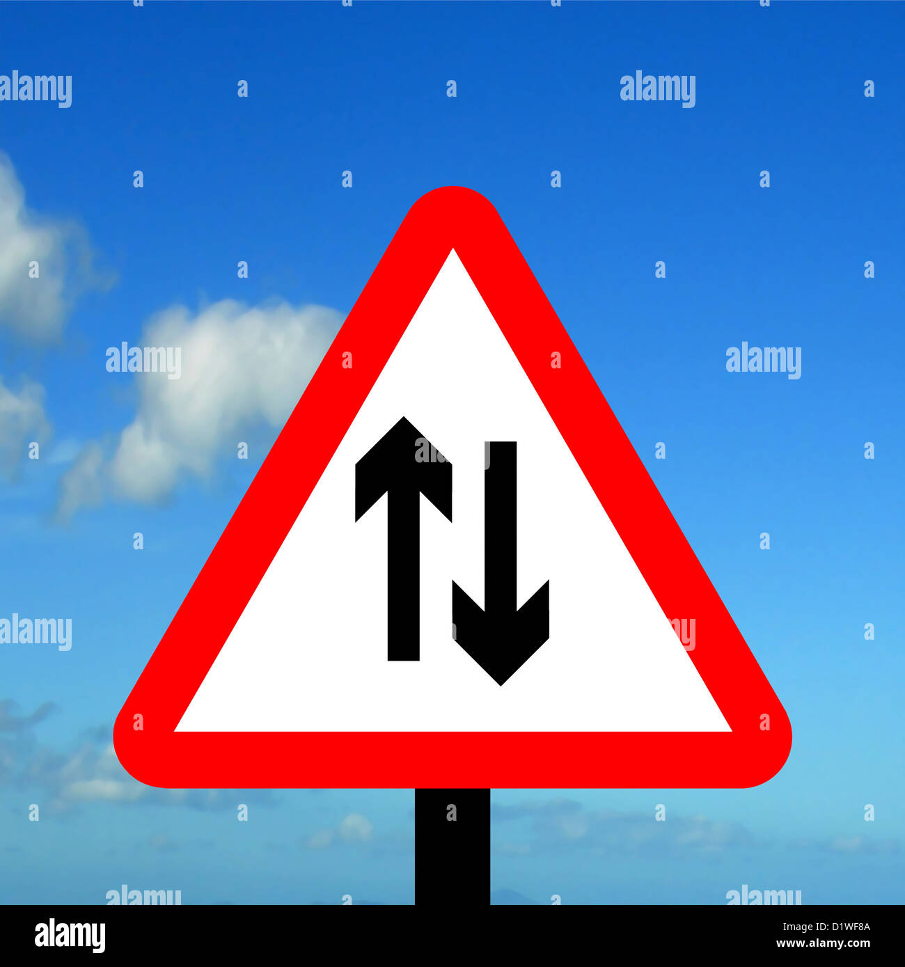 Il triangolo di avvertenza a due vie per traffico davanti Foto Stock