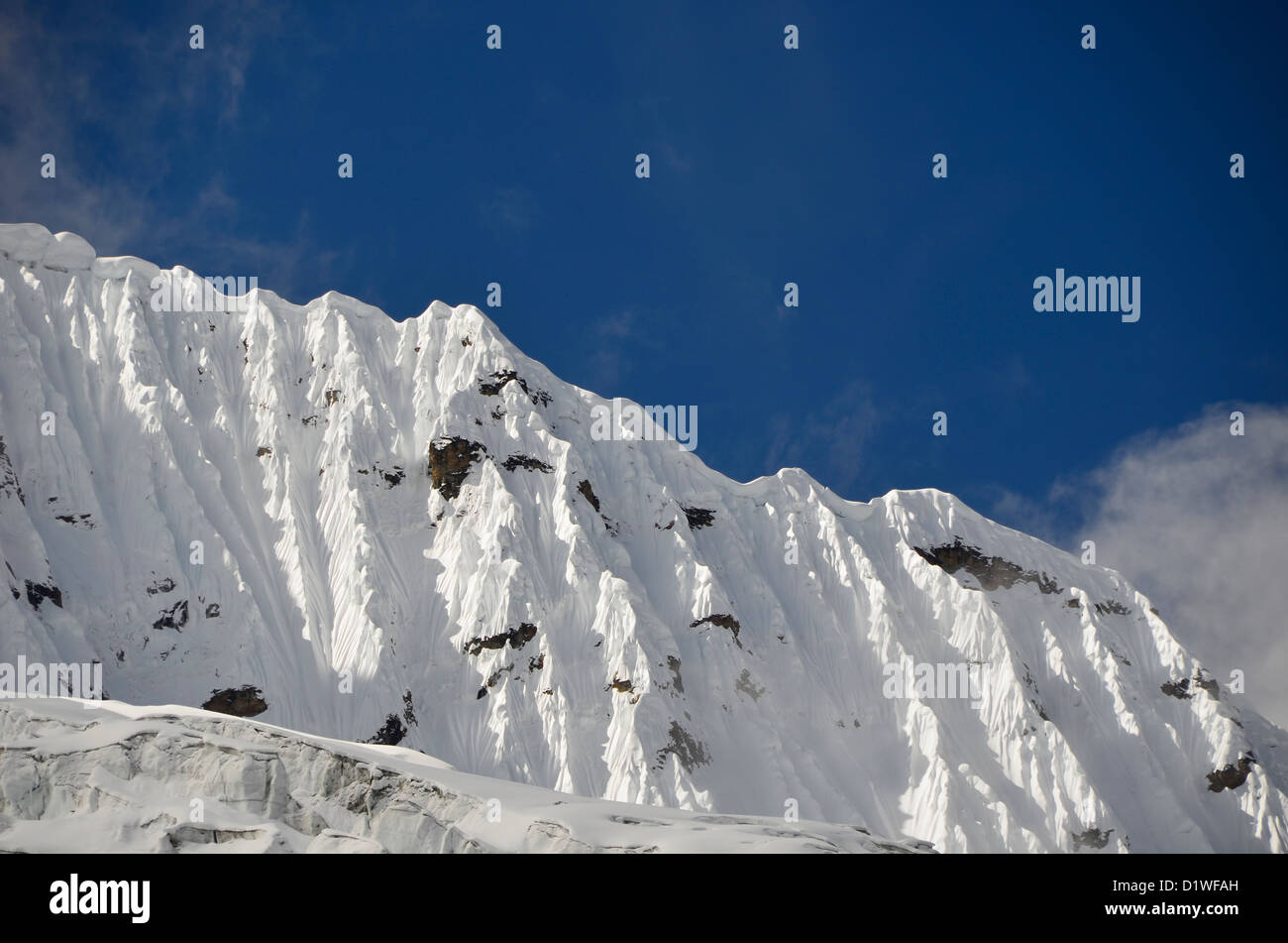Famoso texture di scanalatura specifica per le montagne delle Ande - questo è il picco Chacraraju nella Cordillera Blanca in Perù Foto Stock