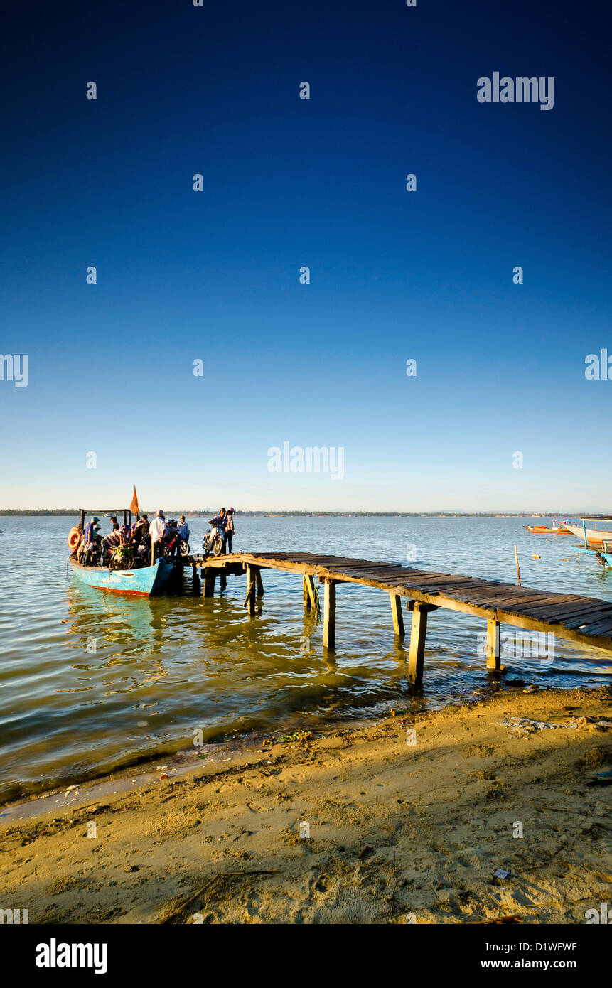 Attracco del traghetto al molo, Cua Dai, Hoi An, Vietnam Asia Foto Stock