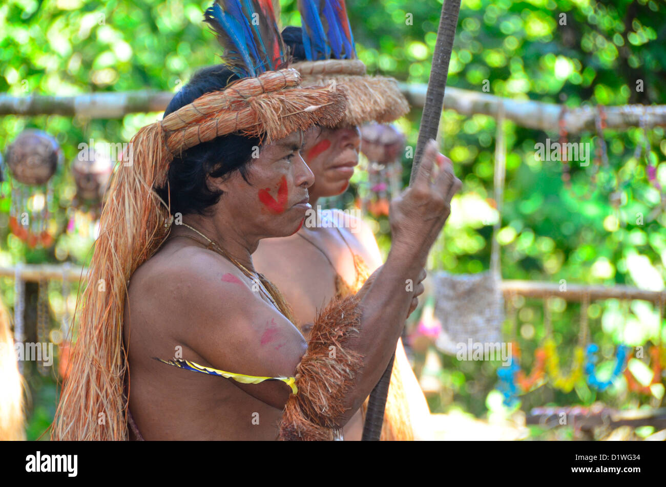 Tribesman nativo lungo il fiume del Amazon a Iquitos, Perù Foto Stock