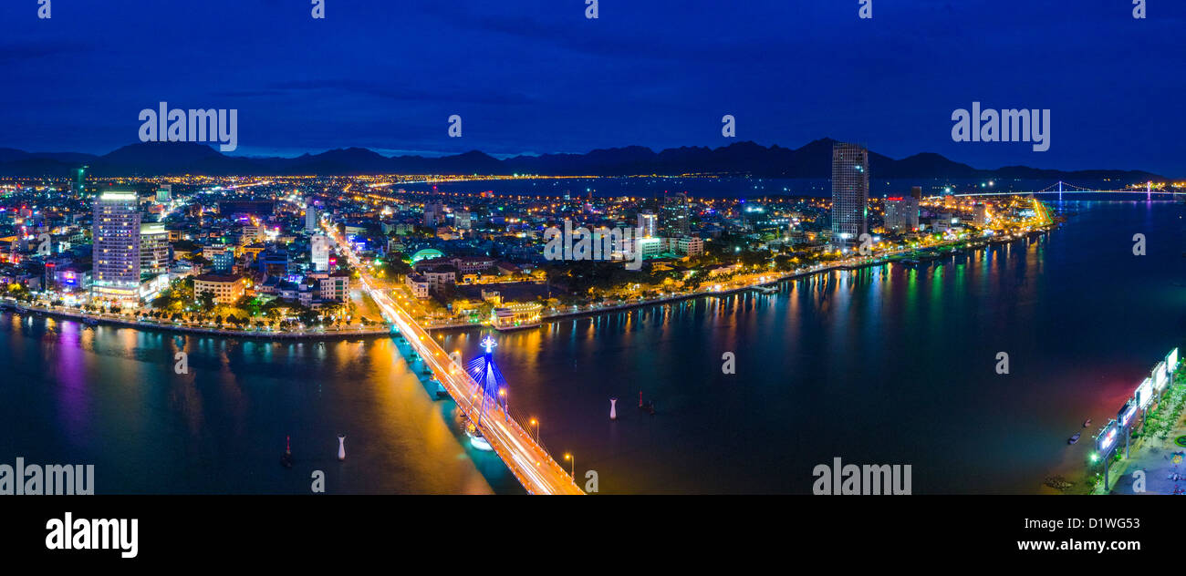 Vista in elevazione di Da Nang città di notte, Vietnam Foto Stock