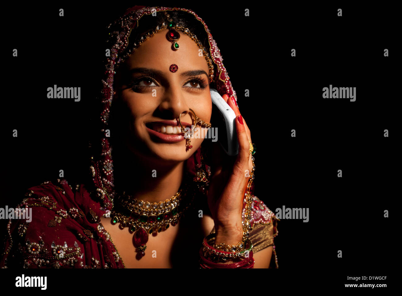 Sposa indiano parlando su un telefono cellulare Foto Stock