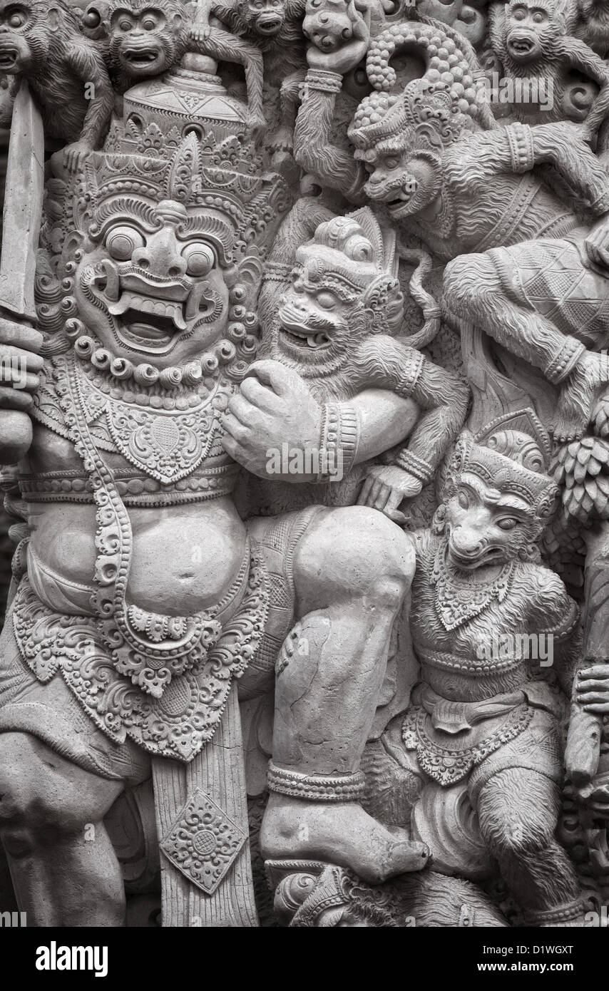 Il bassorilievo con le antiche divinità. Indonesia Bali. Foto Stock