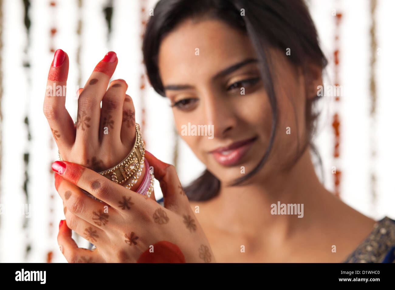 Indian sposa indossa schiave Foto Stock
