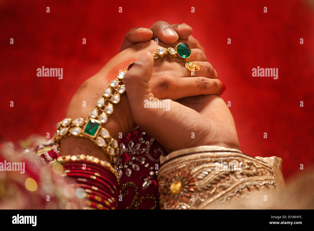 Close-up di groom holding spose in mano Foto Stock