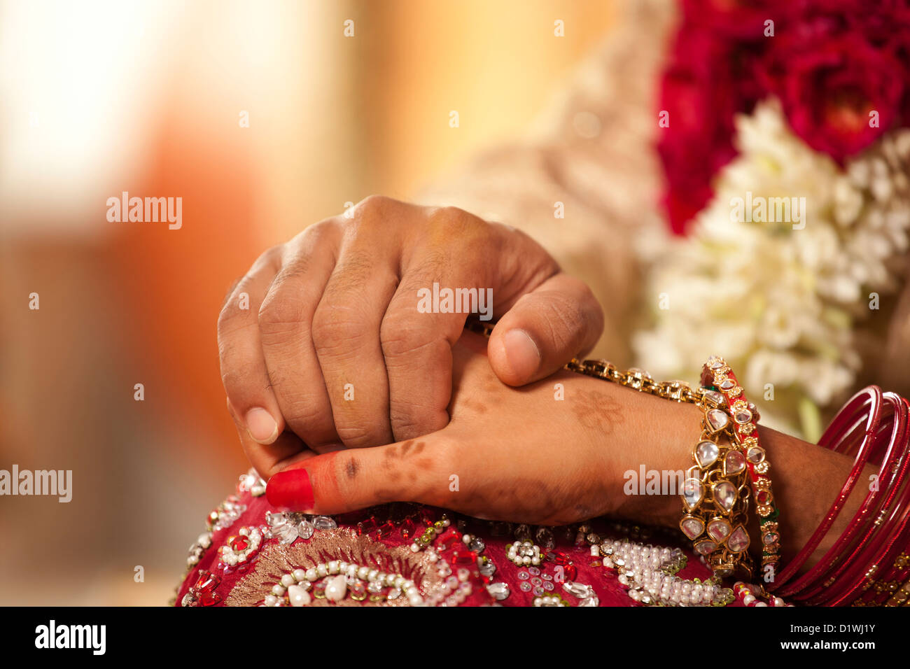 Close-up di groom holding spose in mano Foto Stock