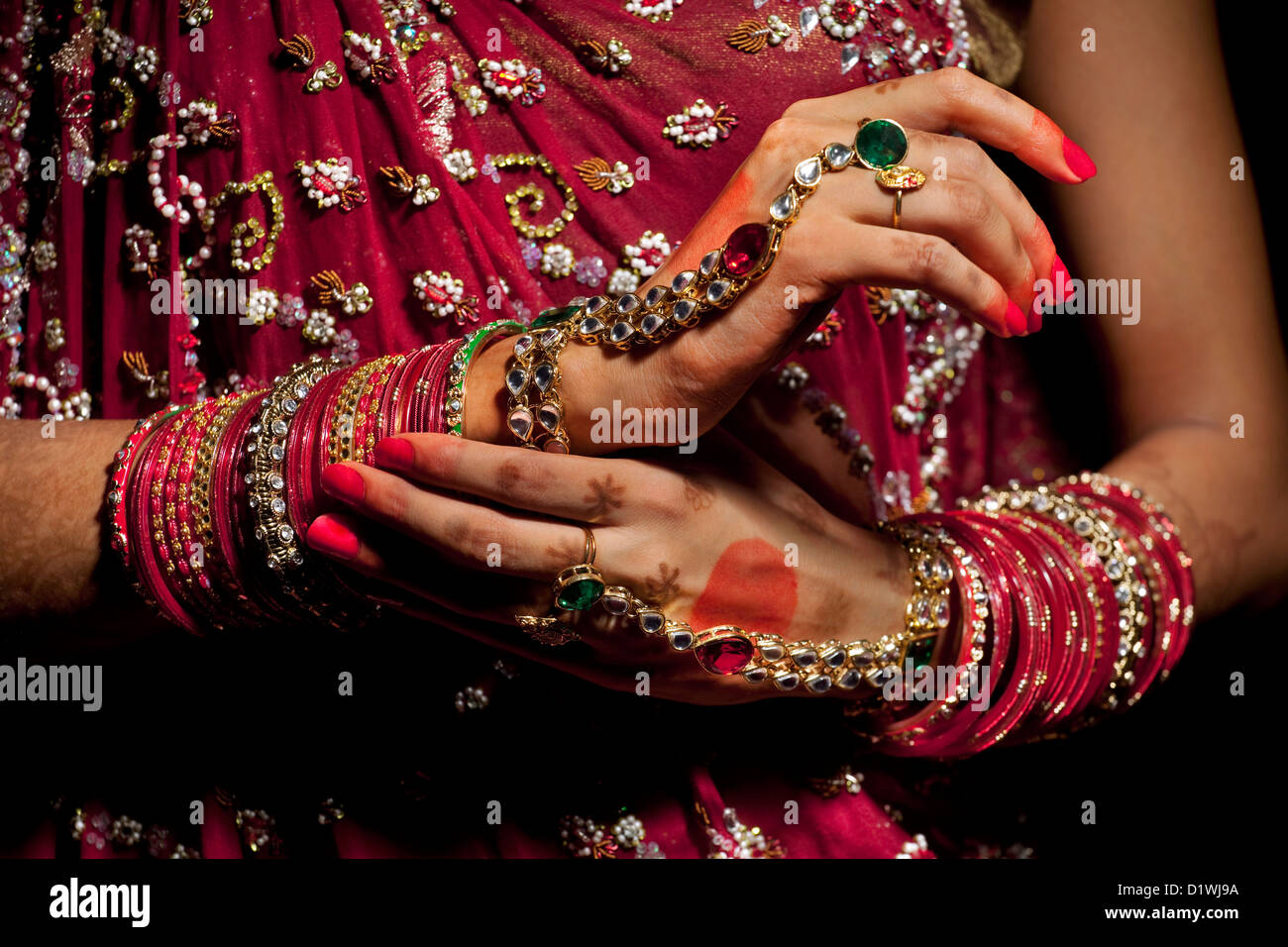 Close-up di jewelery sulle mani di sposa indiana Foto Stock