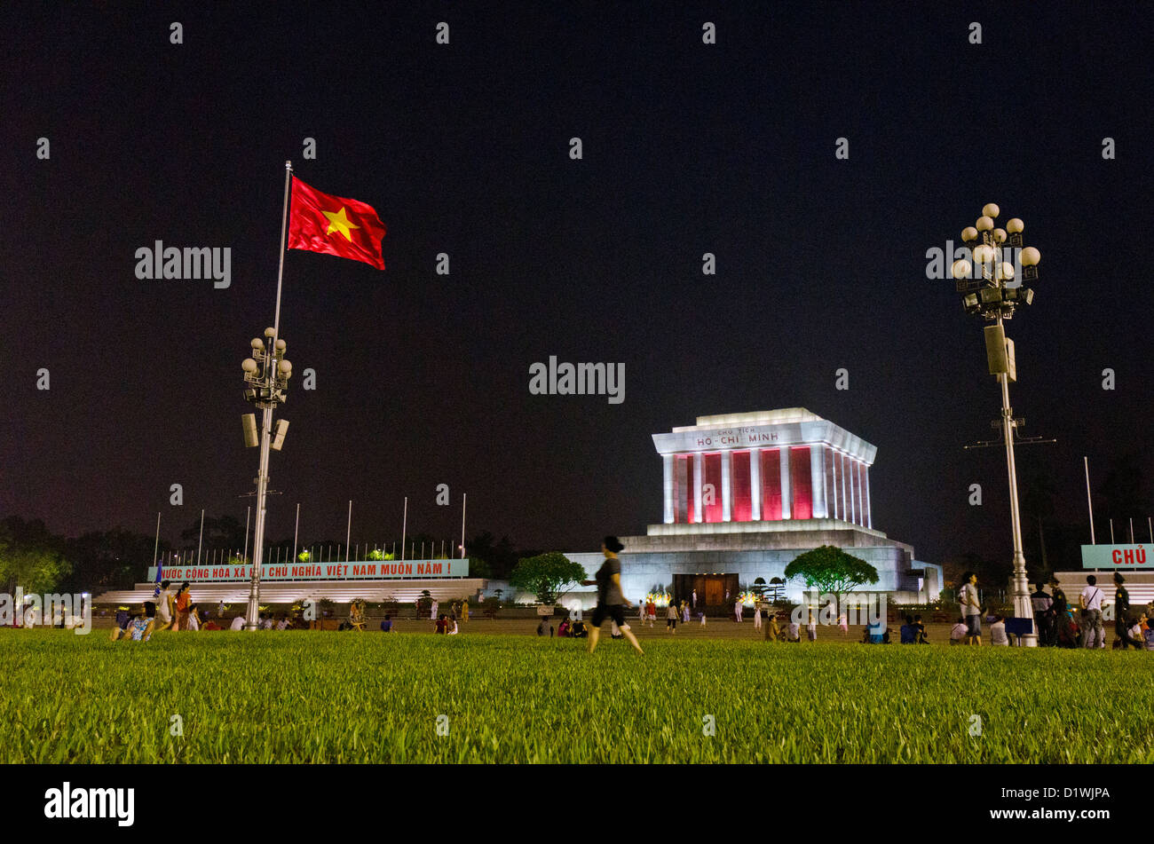 Il Mausoleo di Ho Chi Minh e motivi di notte, Hanoi, Vietnam Foto Stock