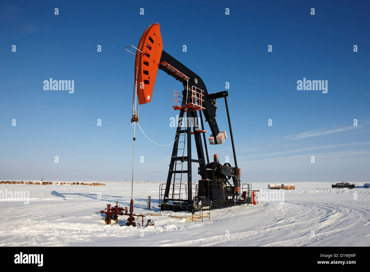 Pumpjack olio in inverno la neve dimenticare Saskatchewan Canada Foto Stock