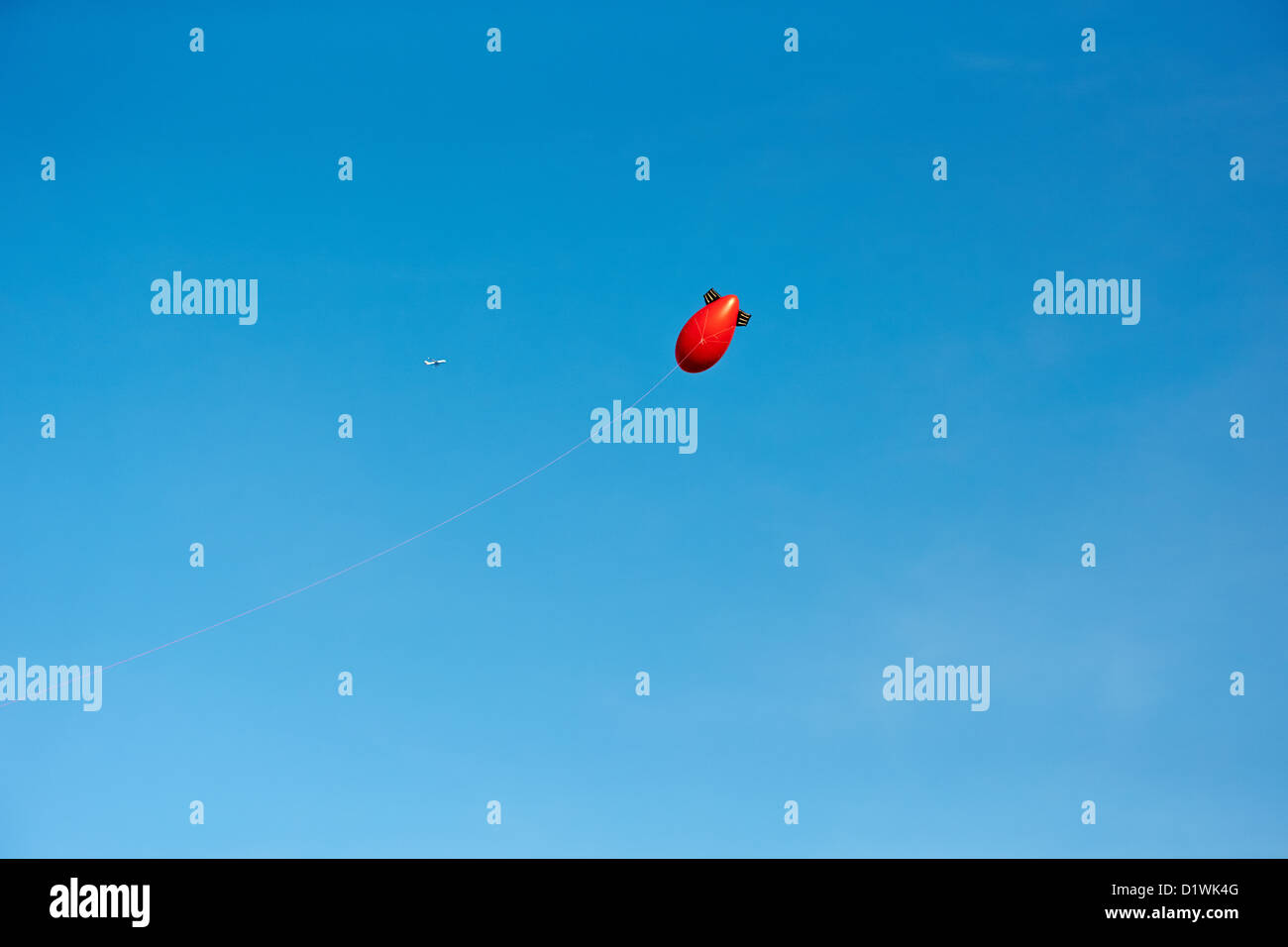 Manifestanti contro una turbina eolica proposta volare un blimp per evidenziare il potenziale impatto visivo Foto Stock