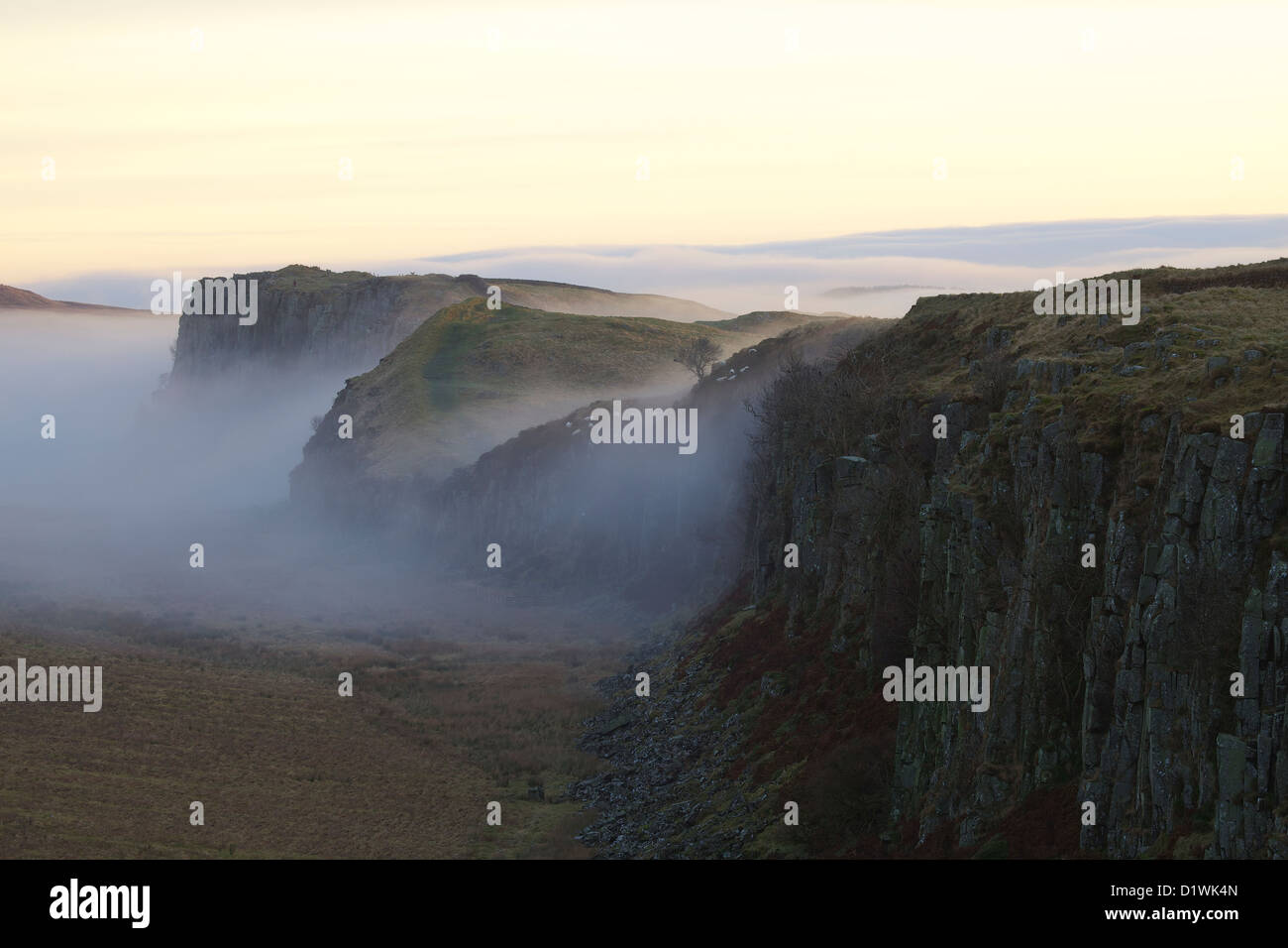 Highshield balze e roccioso del Lough nella nebbia da acciaio Rigg, il vallo di Adriano. Northumbria, (Northumberland), Inghilterra Foto Stock