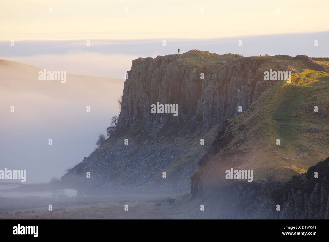 Banca a caldo e Highshield balze e roccioso del Lough nella nebbia da acciaio Rigg, il vallo di Adriano. Northumbria, (Northumberland), Inghilterra Foto Stock