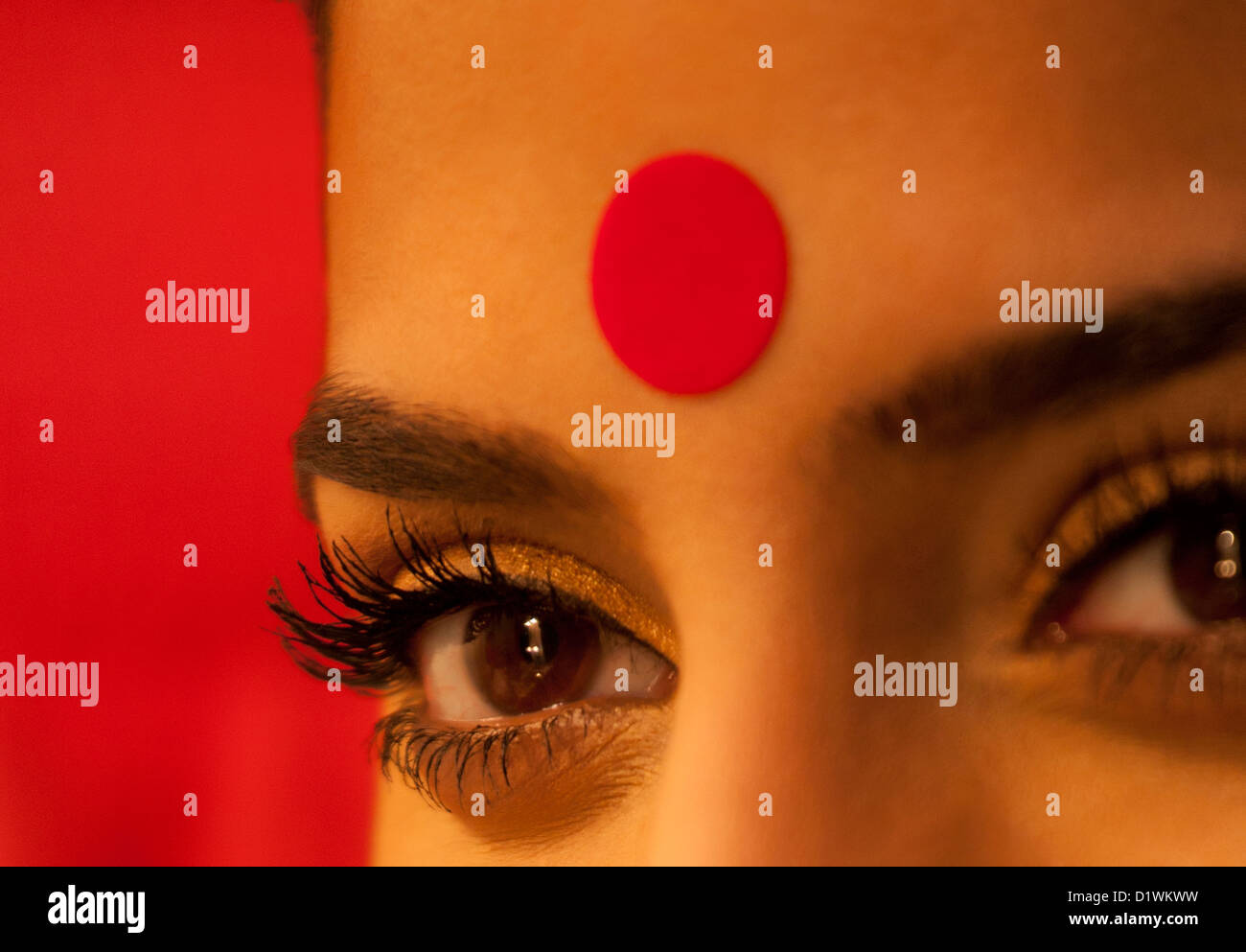 Close-up di occhio e bindi di una donna Foto Stock