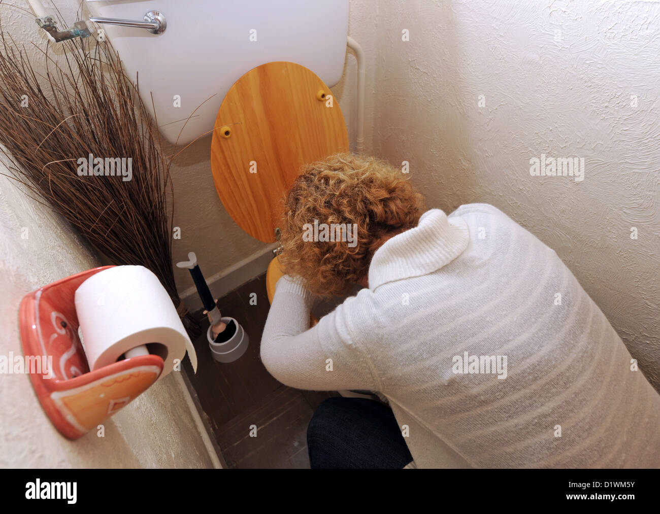 La donna che soffre di Norovirus, meglio noto come l'inverno vomito bug, che è il più comune stomaco bug nel Regno Unito Foto Stock