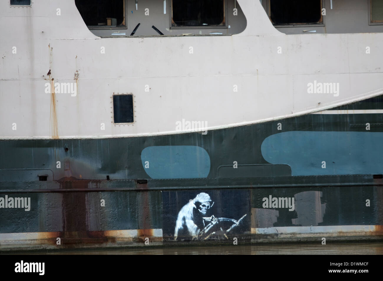 Banksy artwork noto come Grim Reaper o la silenziosa Highwayman sul lato del Thekla che è un club di flottante in Bristol Foto Stock