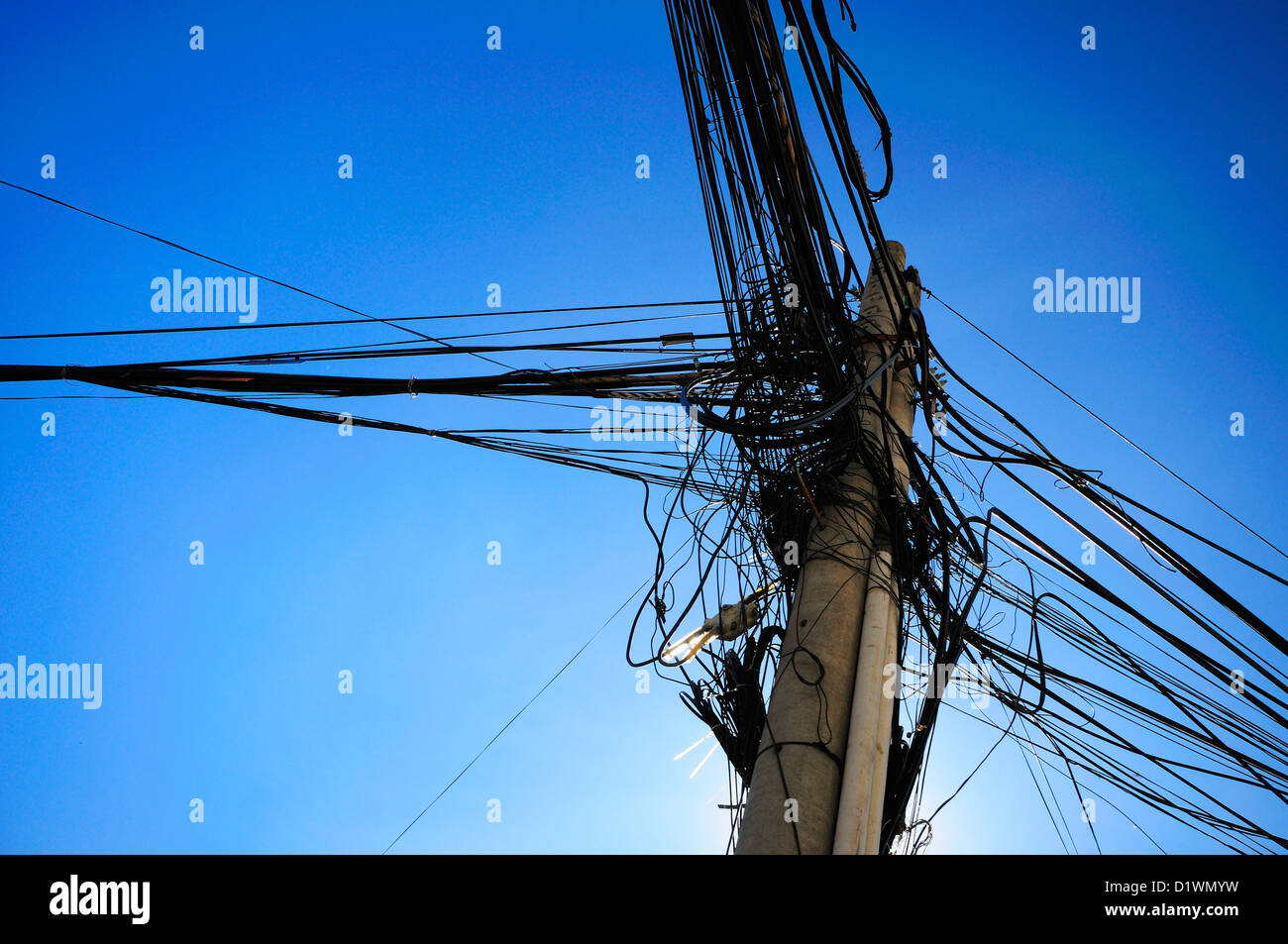 Crazy cablaggio elettrico sul lampione di Dalat, Highlands Centrali, Vietnam Asia Foto Stock