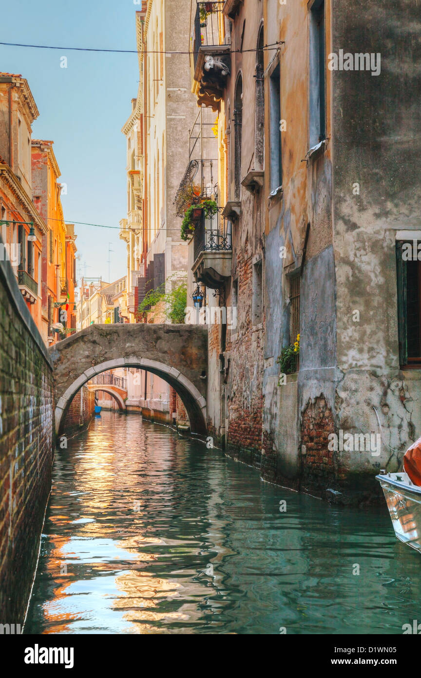 Stretto canale di Venezia in una giornata di sole Foto Stock