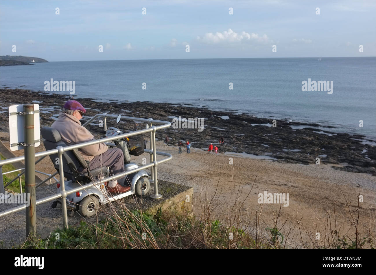 Una vecchiaia titolare di pensione o di rendita sul lungomare di Falmouth, Cornwall, Regno Unito Foto Stock