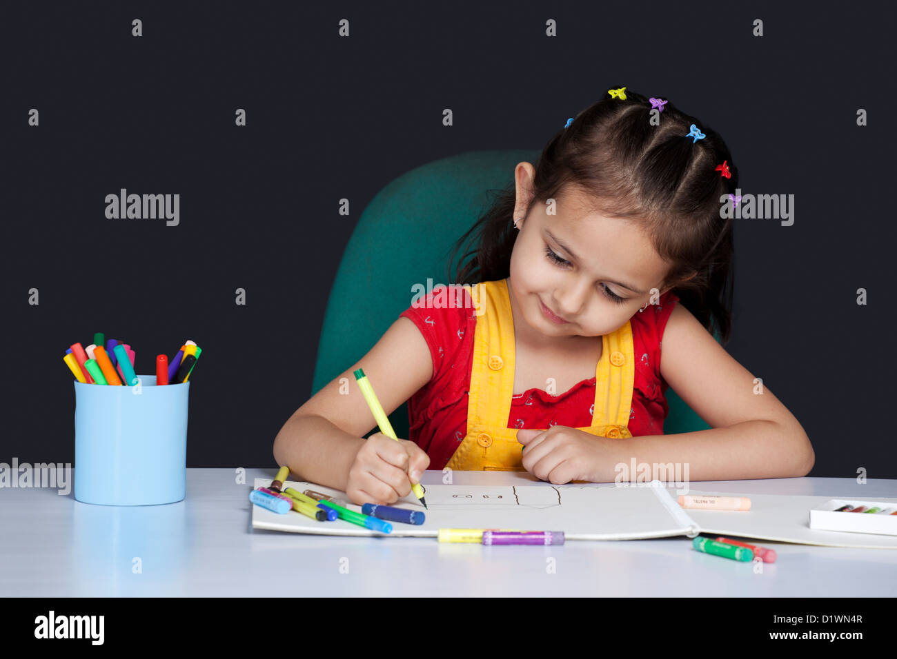 Ragazza di disegno con pennarello colorato Foto Stock