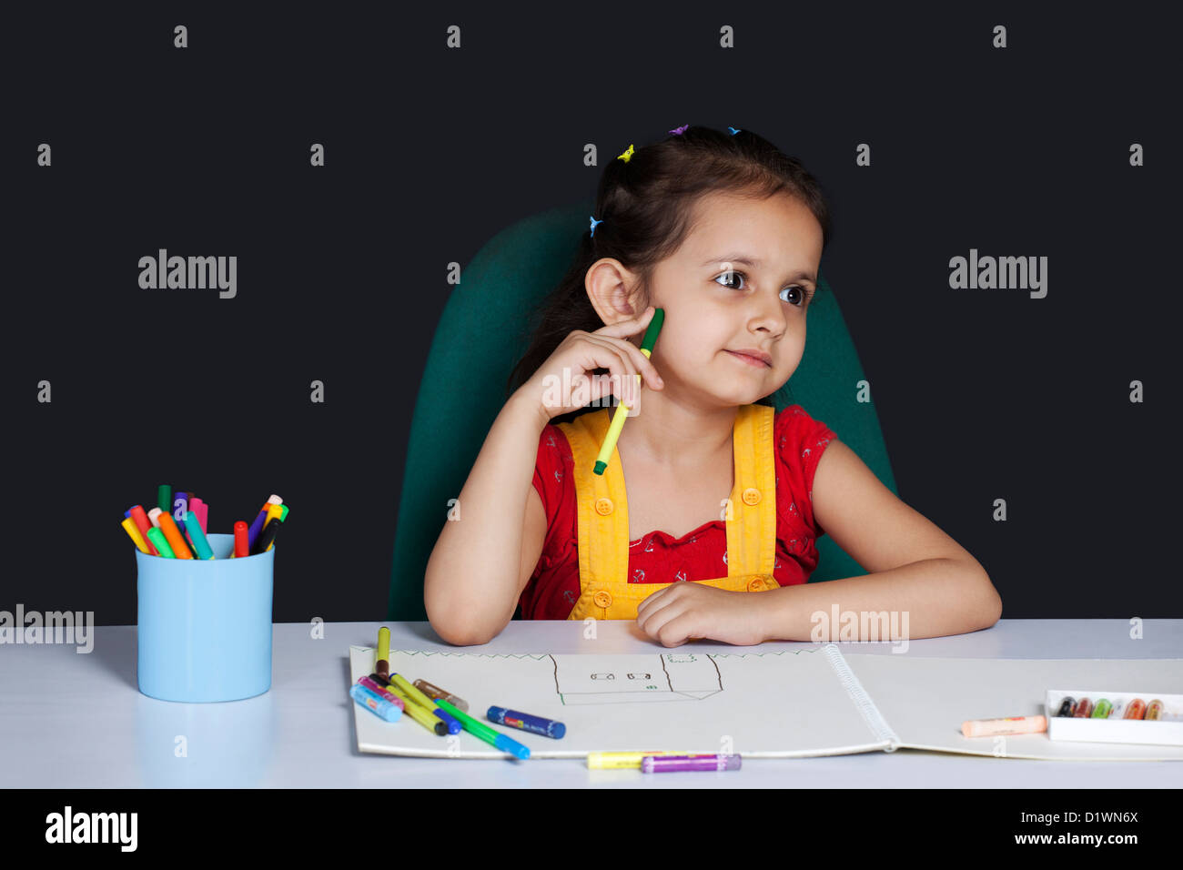 Bambina perso in pensieri Foto Stock