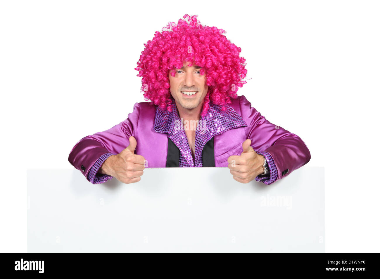 Uomo con una parrucca rosa Foto Stock