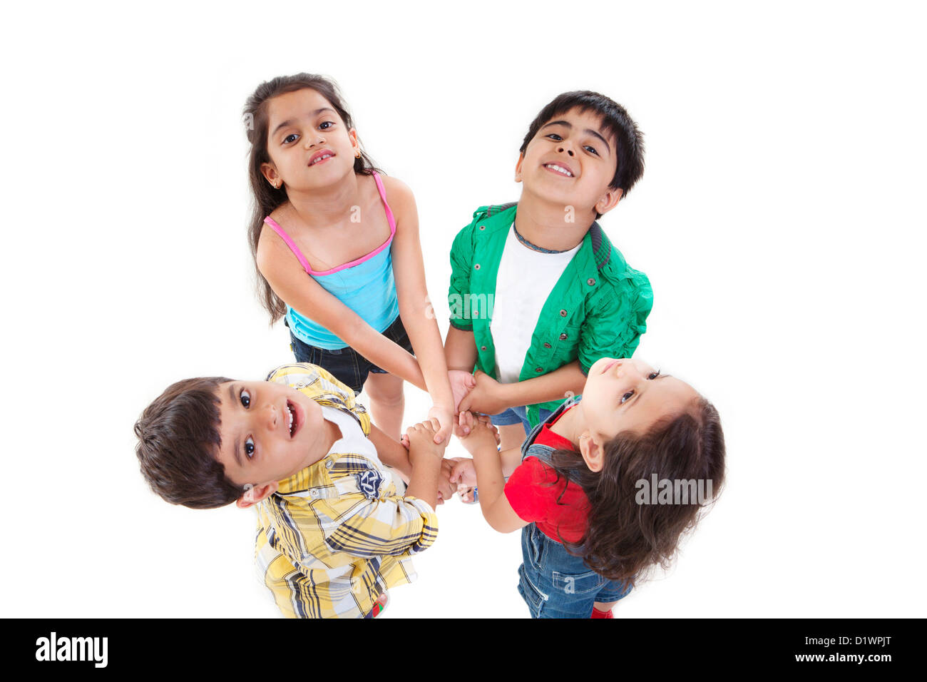 Ritratto di bambini piccoli tenendo le mani Foto Stock