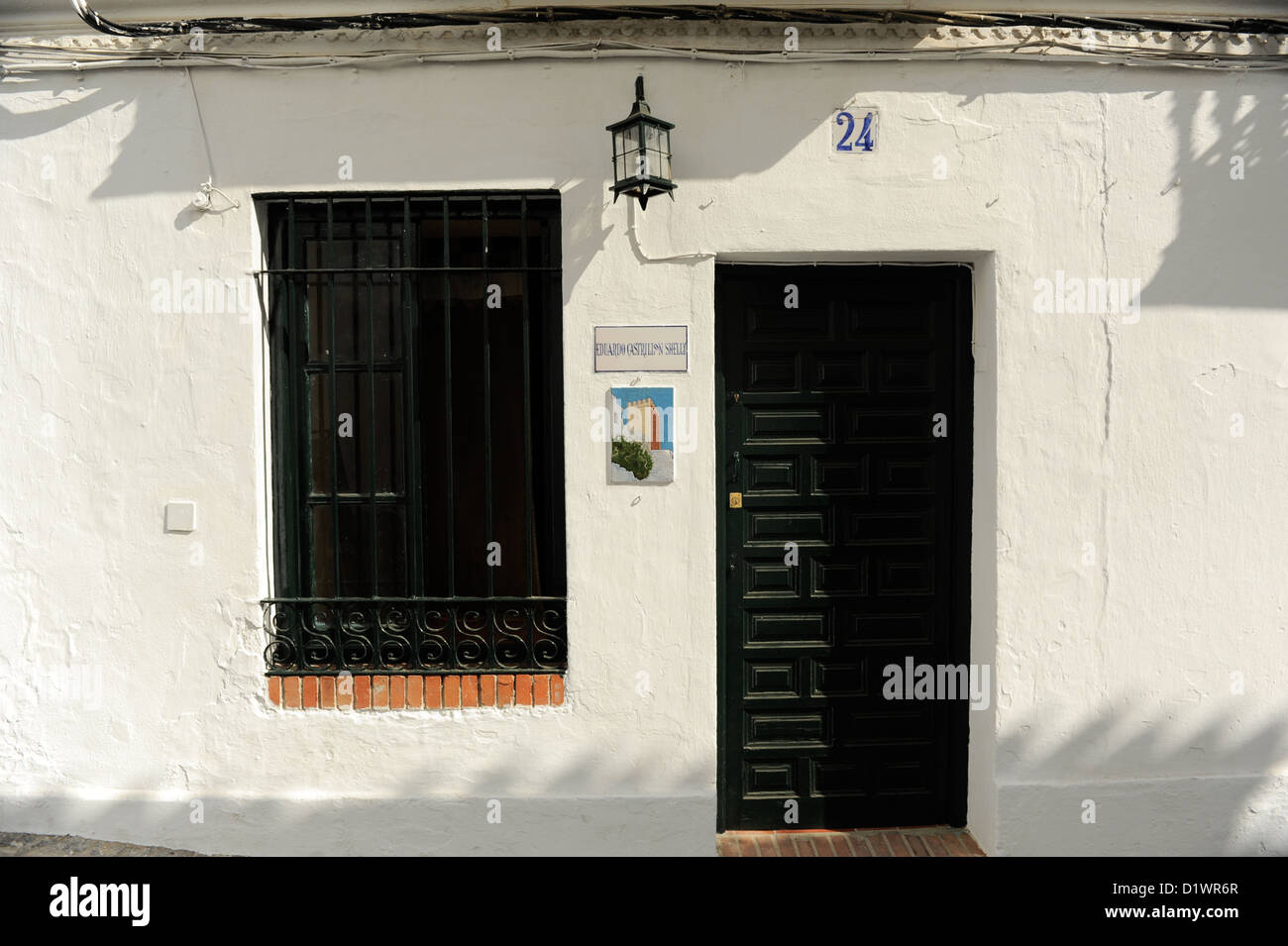 Il nero porta e finestra su una casa bianca a Vejer de la Frontera, uno dei Pueblos Blancos o bianche città dell'Andalusia, Spagna Foto Stock