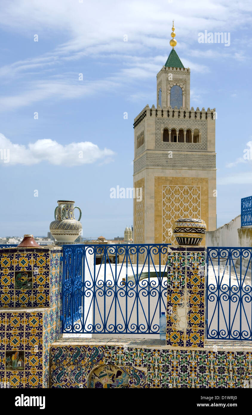 La Tunisia, Tunisi, vista delle architetture tradizionali da una terrazza Medina Foto Stock