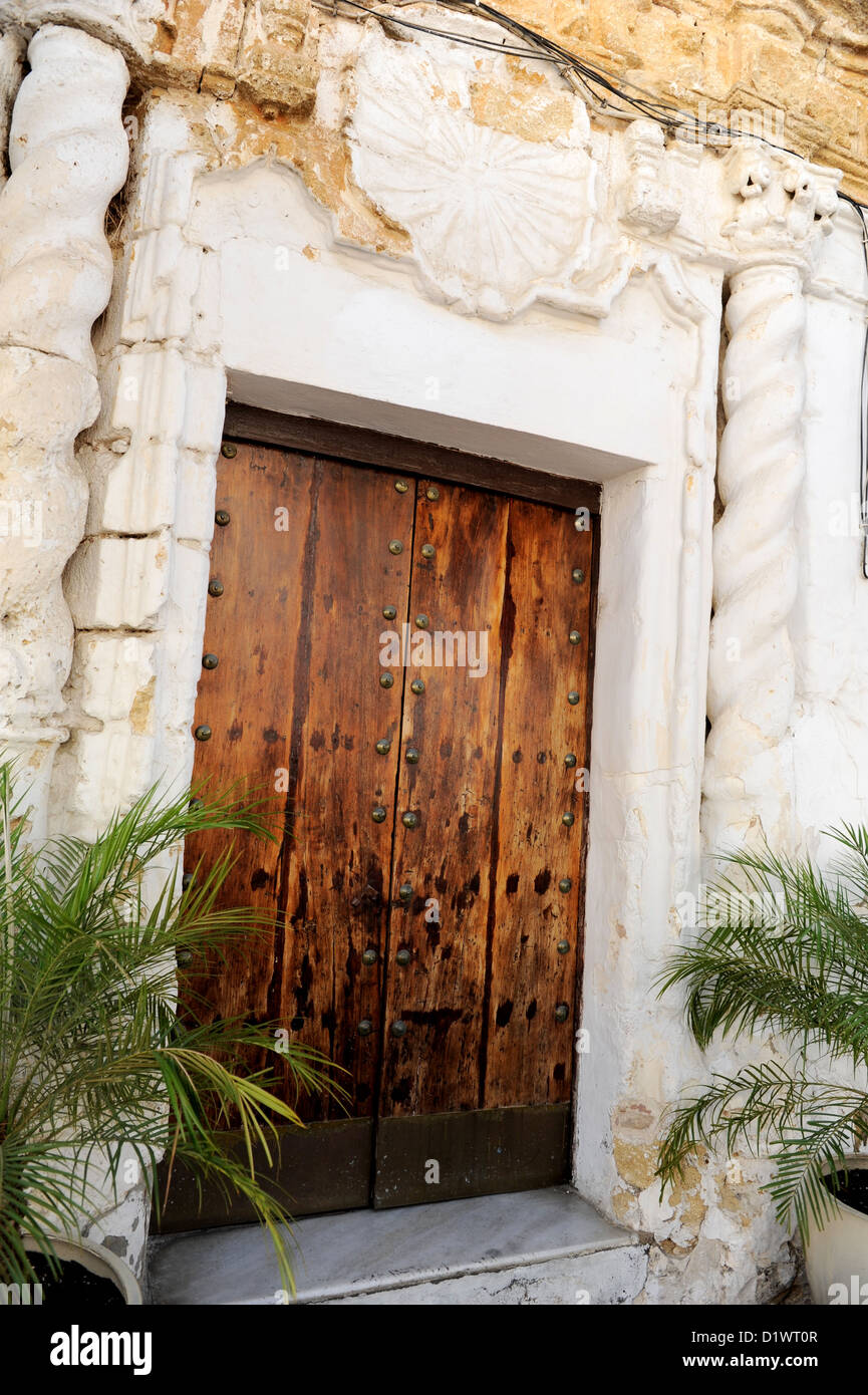 Bella e antica porta di legno a Vejer de la Frontera, uno dei Pueblos Blancos o bianche città dell'Andalusia, Spagna Foto Stock