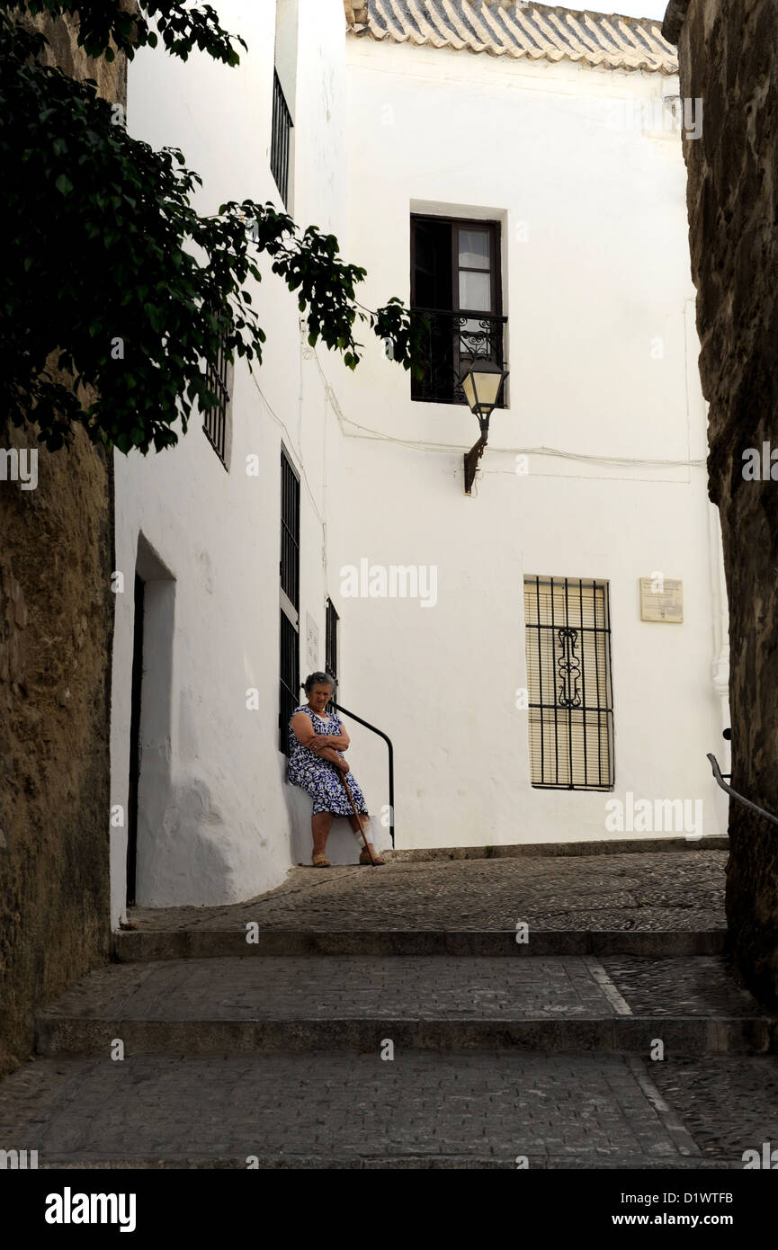 Un locale anziana signora siede fuori a Vejer de la Frontera, uno dei Pueblos Blancos o bianche città dell'Andalusia, Spagna Foto Stock
