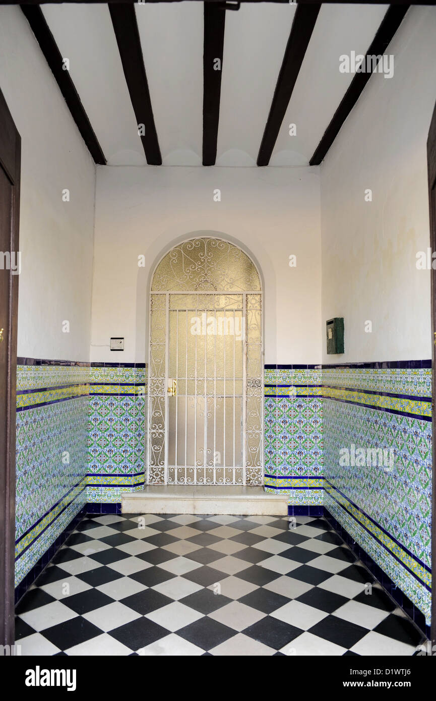 Bella entrata piastrellata - azulejo - ad un edificio a Vejer de la Frontera, Spagna Foto Stock