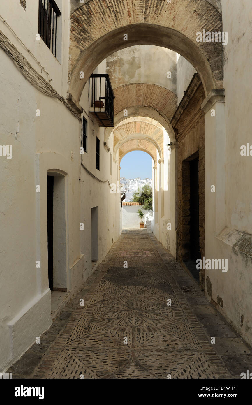 Gli archi e le stradine a Vejer de la Frontera, uno dei Pueblos Blancos o bianche città dell'Andalusia, Spagna Foto Stock