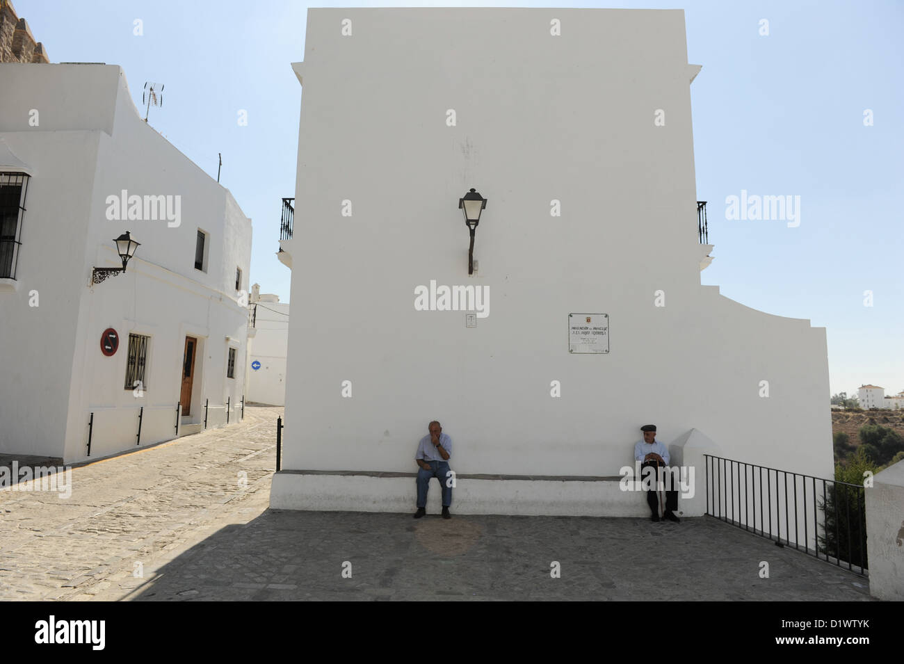 Due anziani signori spagnoli godendo il paralume in Vejer de la Frontera, Andalusia, Spagna Foto Stock