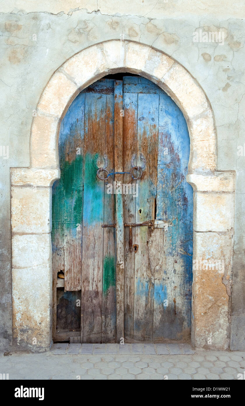 Tunisia Kairouan, una porta di una vecchia casa della Medina Foto Stock