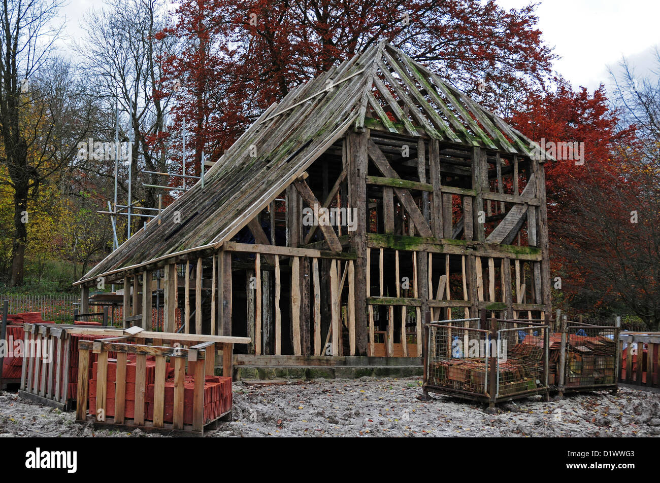 Lavori in corso. La ricostruzione di Tindall's cottage da Ticehurst presso il Weald and Downland Open Air Museum. Foto Stock