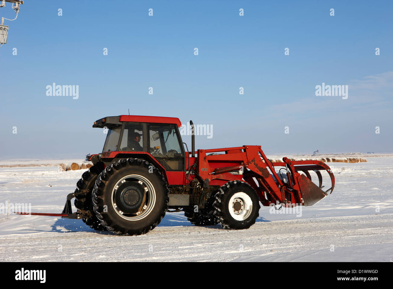 International 5140 trattore con caricatore frontale sul campo congelati dimenticare Saskatchewan Canada Foto Stock