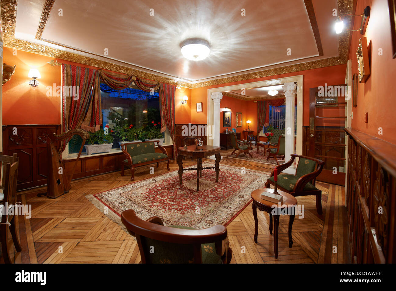 Interior shot della lobby in stile coloniale Hotel nominata città arte Hotel Silberstein, Quito Ecuador Foto Stock