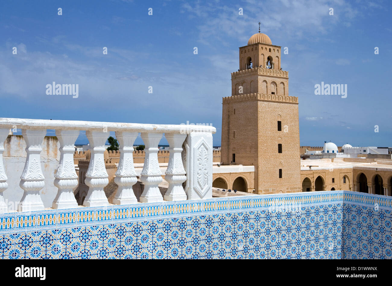 Tunisia Kairouan, vista di Sidi Oqba moschea, olso conosciuta come la Grande Moschea, dalla terrazza della Medina Foto Stock