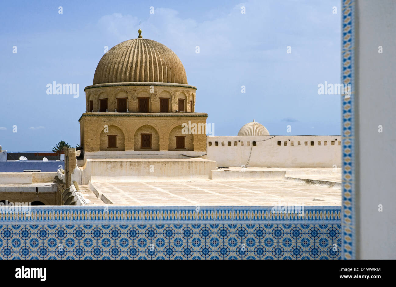 Tunisia Kairouan, vista di Sidi Oqba moschea, olso conosciuta come la Grande Moschea, dalla terrazza della Medina Foto Stock