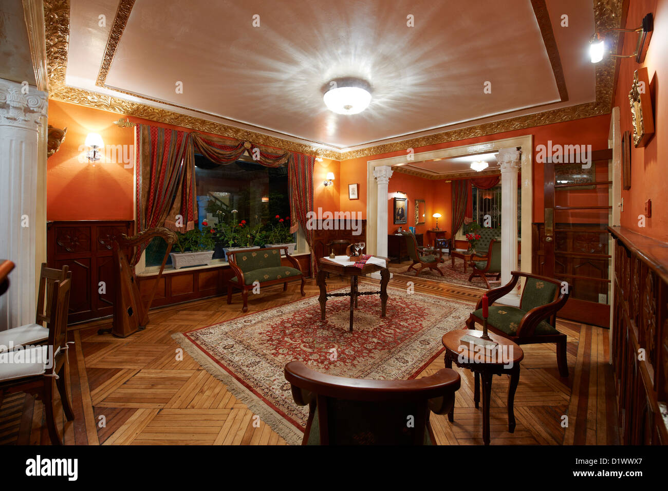 Interior shot della lobby in stile coloniale Hotel nominata città arte Hotel Silberstein, Quito Ecuador Foto Stock