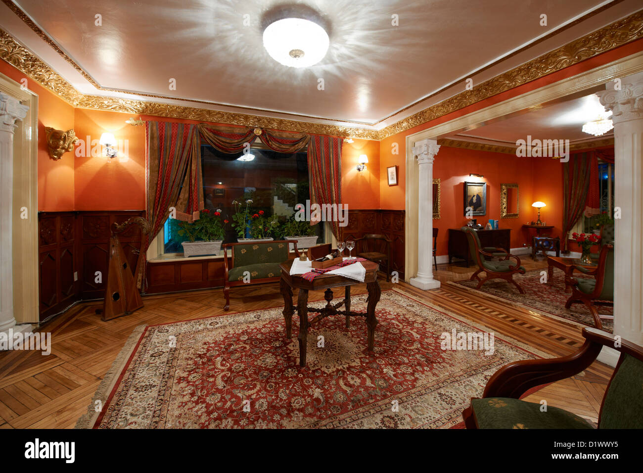 Interior shot della lobby in stile coloniale Hotel nominata città arte Hotel Silberstein, Quito Ecuador Foto Stock