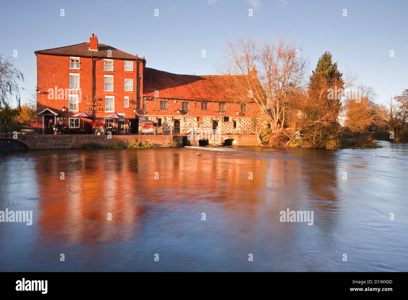 Il Vecchio Mulino pub, ristorante e albergo nel Harnham. Foto Stock