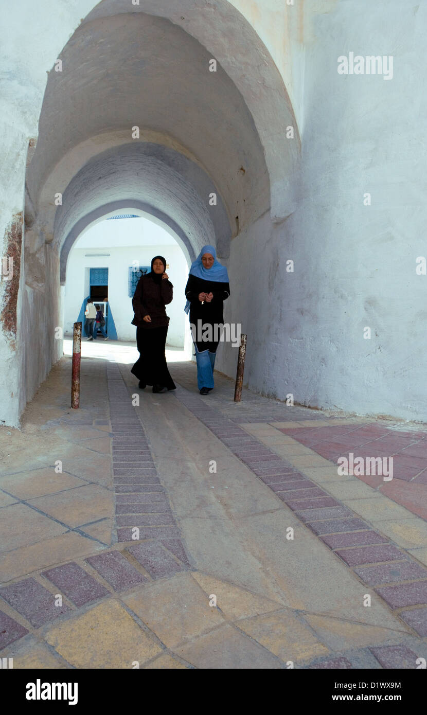 Tunisia Kairouan, ragazze tra le vecchie case della Medina Foto Stock