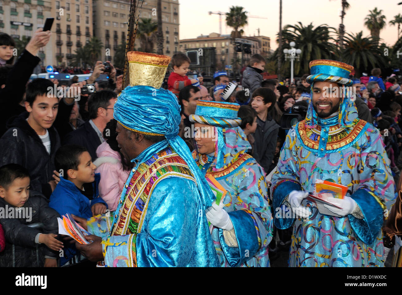 Re Baltasar benvenuti bambini e porta i bambini lettere di auguri, epifania del giorno Barcelona Foto Stock