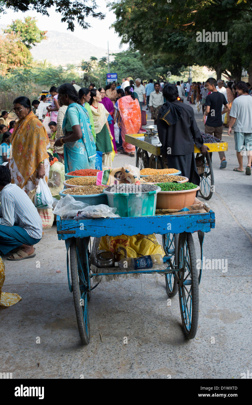 Indian snack e carrello granella in un mercato indiano. Puttaparthi, Andhra Pradesh, India Foto Stock