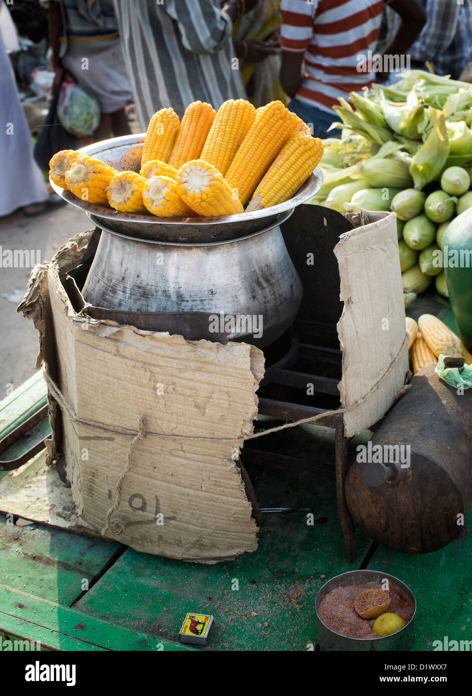 Dolce cotta sulla pannocchia di mais viene venduto su un Indiano street. Puttaparthi. Andhra Pradesh, India Foto Stock