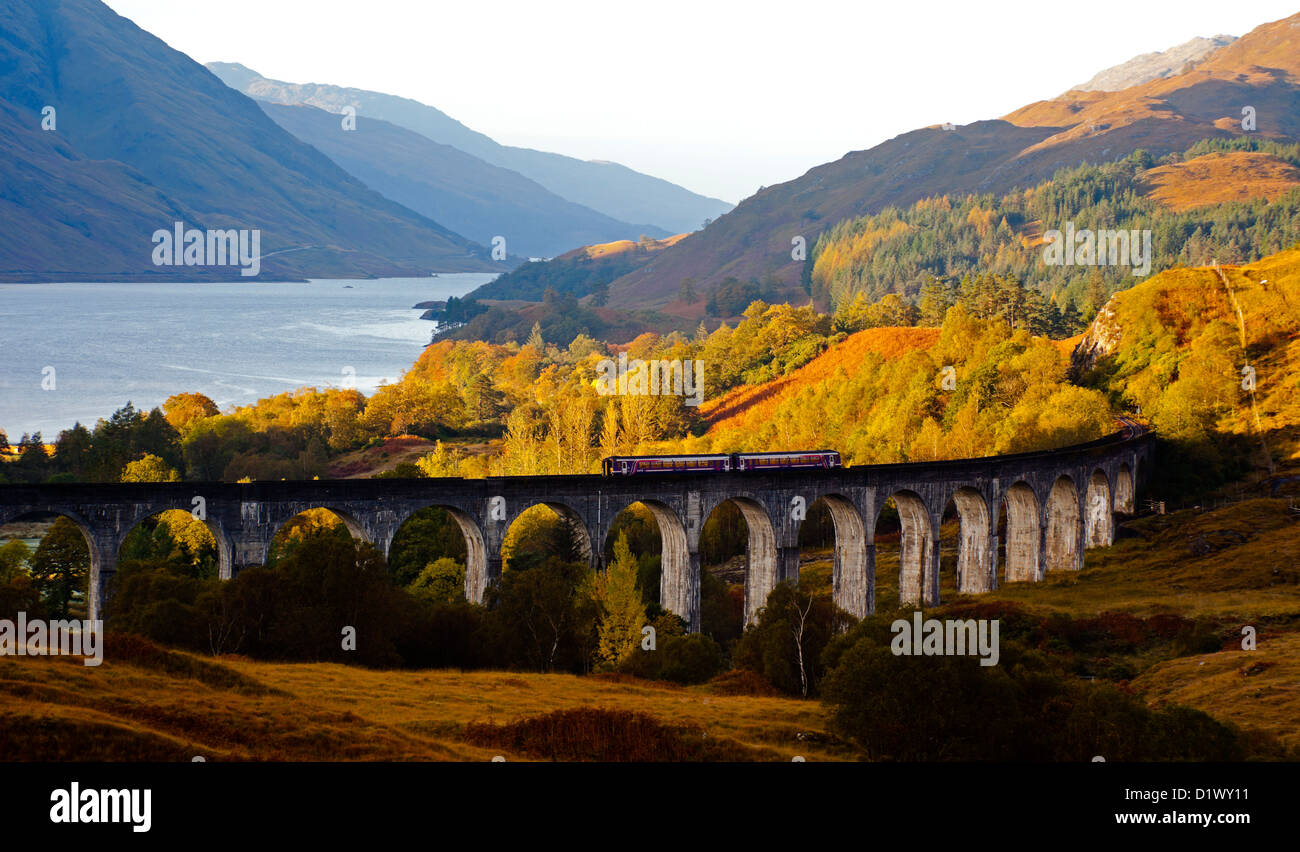 Firtst Scotrail treno diesel attraversa il viadotto Glenfinnan in autunno con il Loch Shiel in background, Lochaber, Scotland, Regno Unito, Europa Foto Stock