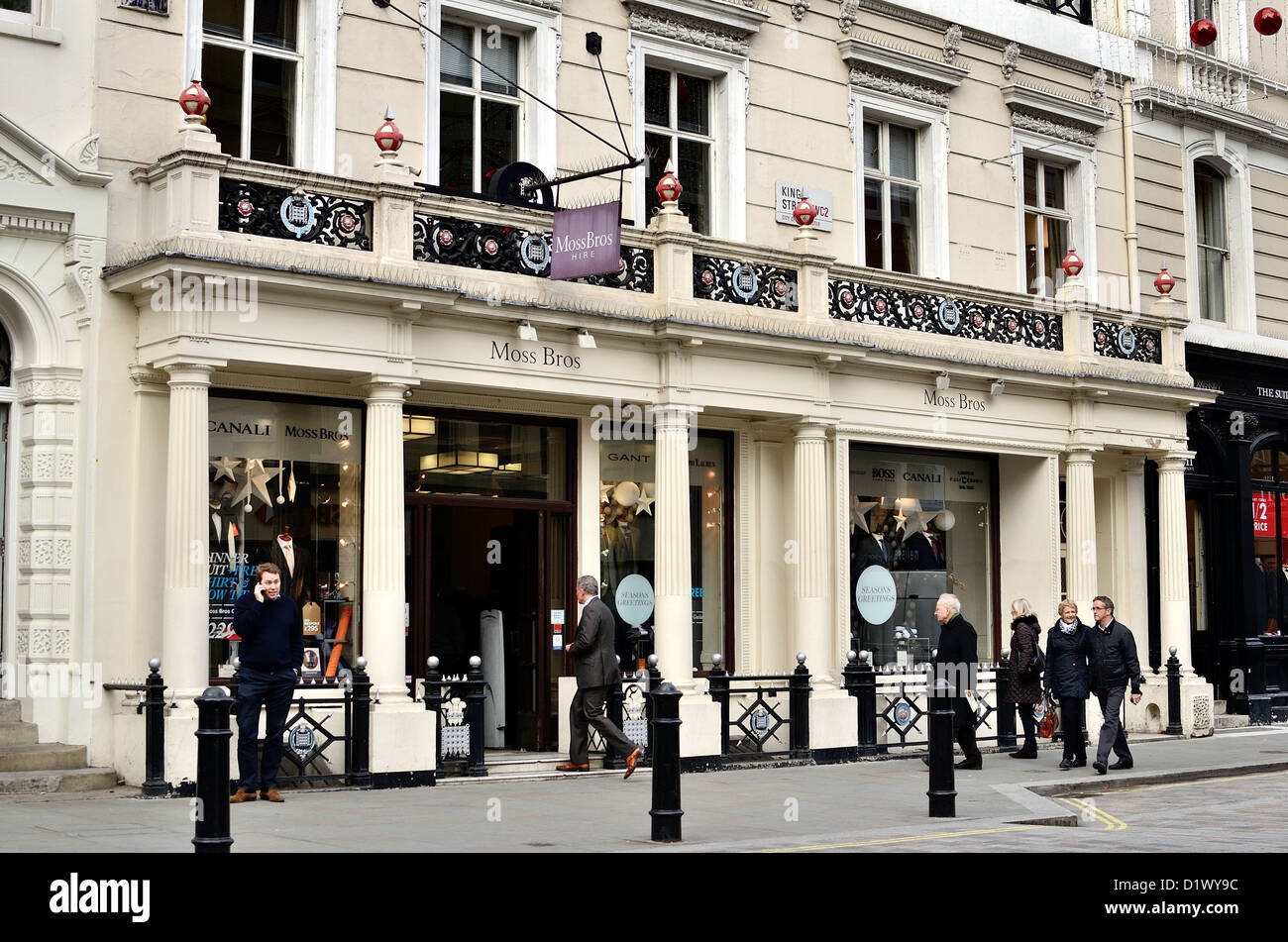 Esterno di Moss Bros rivenditore di abbigliamento ,Covent Garden di Londra Foto Stock