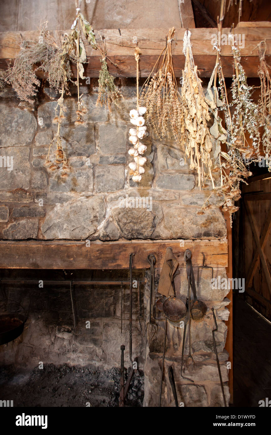 Replica di oggetti della vita quotidiana trovati in un secolo XVII missione dei gesuiti francesi refettorio, la sala da pranzo. Foto Stock
