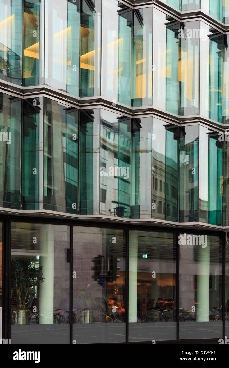 Moderno edificio con grandi finestre di vetro per le pareti nella città di Berlino, Germania, Europa. Foto Stock